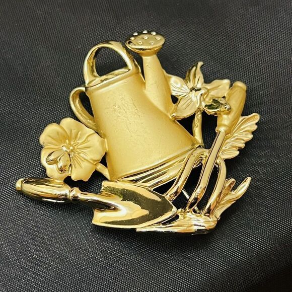 Vintage AJC Satine Gold Tone Gardening Tools Flowers Watering Can Brooch 4080 - Picture 4 of 10